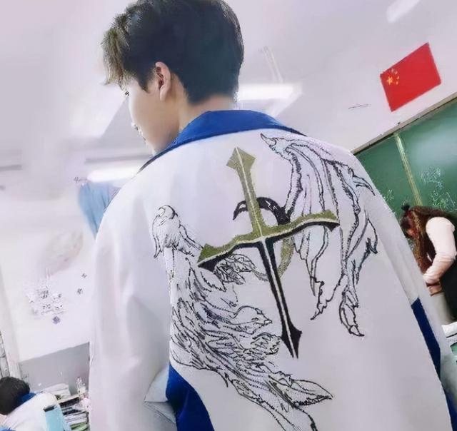 高中生校服手绘款式图（高中生手绘校服火了）(9)