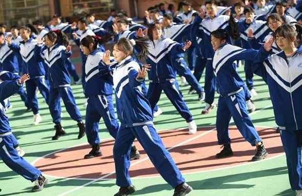 高中生校服手绘款式图（高中生手绘校服火了）(1)