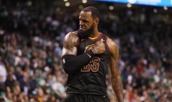 当年热火退役乔丹的球衣，詹姆斯无奈选择6号，但你知道为什么吗