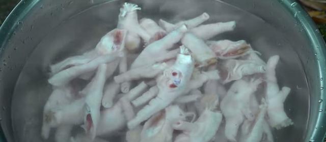 泡椒凤爪正宗家庭做法(绝对不能错过的家常泡椒凤爪做法)(2)