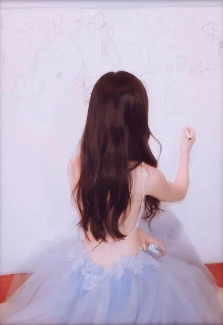 明人不说暗话，我也想摸一下刘亦菲的美背