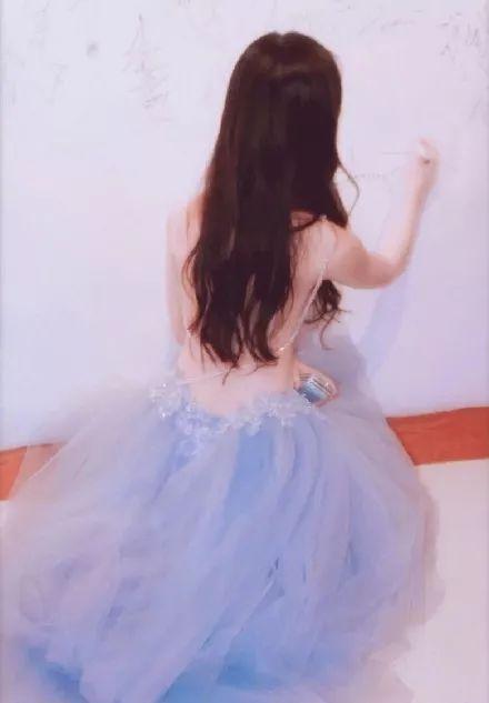 明人不说暗话，我也想摸一下刘亦菲的美背