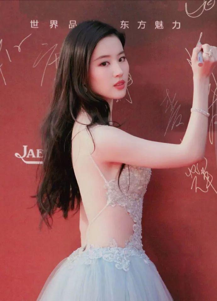 明人不说暗话，我也想摸一下刘亦菲的美背