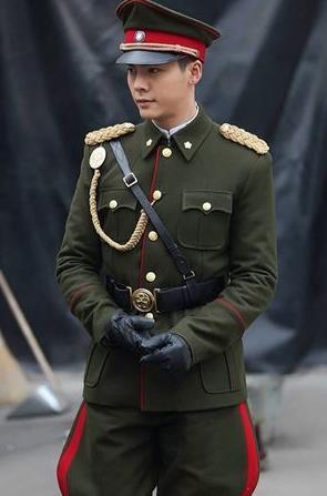 她嫁的是百发百中的兵王赵上校，“离了婚，你还是我一个人的！”