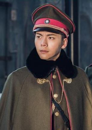 她嫁的是百发百中的兵王赵上校，“离了婚，你还是我一个人的！”