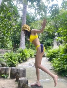 ​童菲身穿比基尼这身穿除了完美无可挑剔