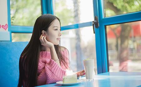 女生说早上好如何高情商幽默回复暖她一整天？