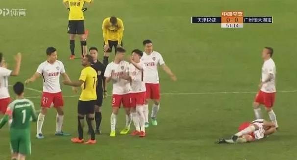 阿兰恶意报复 队友拳头相向 丑事不断的恒大这是咋的啦？