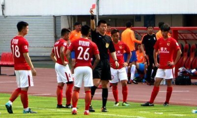 ​阿兰恶意报复 队友拳头相向 丑事不断的恒大这是咋的啦？