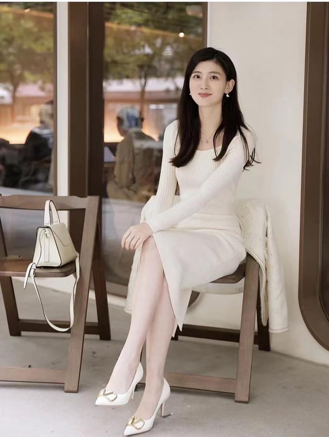 肤色白皮肤黑的穿什么颜色好看(皮肤黑穿这5个颜色既显白显年轻)(20)