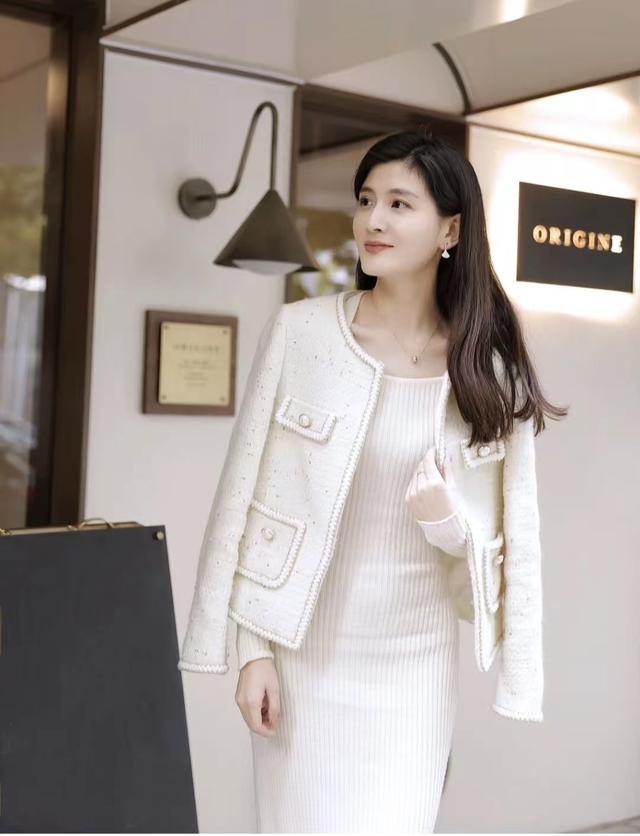 肤色白皮肤黑的穿什么颜色好看(皮肤黑穿这5个颜色既显白显年轻)(19)