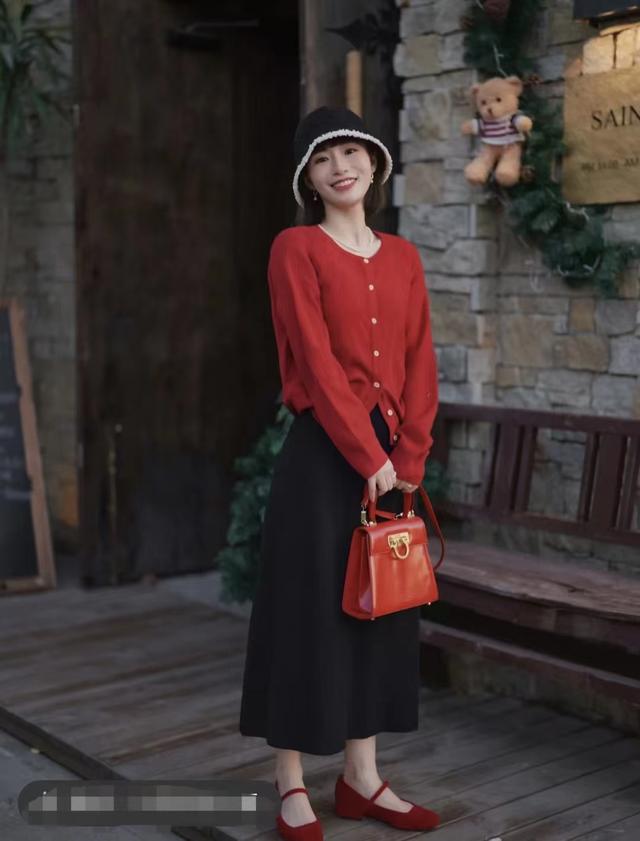 肤色白皮肤黑的穿什么颜色好看(皮肤黑穿这5个颜色既显白显年轻)(13)