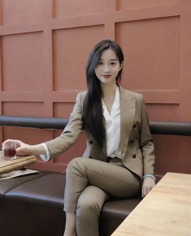 肤色白皮肤黑的穿什么颜色好看(皮肤黑穿这5个颜色既显白显年轻)(11)