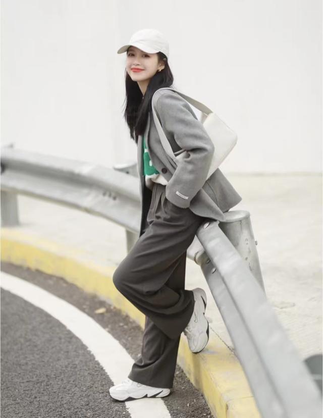 肤色白皮肤黑的穿什么颜色好看(皮肤黑穿这5个颜色既显白显年轻)(4)