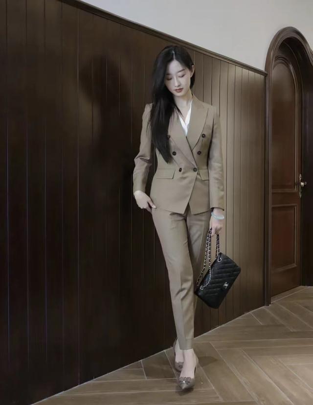 肤色白皮肤黑的穿什么颜色好看(皮肤黑穿这5个颜色既显白显年轻)(12)