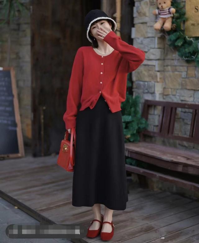 肤色白皮肤黑的穿什么颜色好看(皮肤黑穿这5个颜色既显白显年轻)(14)