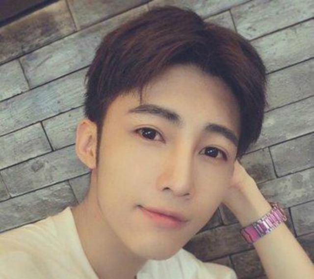 有几种最好看的中分发型(中分发型看颜值)(1)