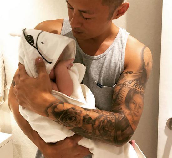 余文乐为儿子庆生,父爱满满!