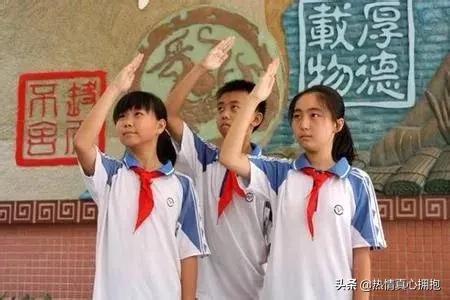 学生敬礼的标准姿势(学会正确的敬礼手势是一件很庄严的事情)(2)