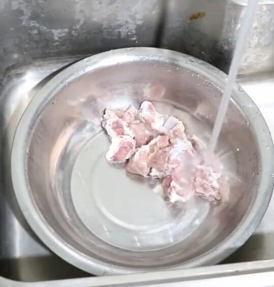 教你排骨焯水的正确方法,这样处理排骨一点血水都没有,简单方便