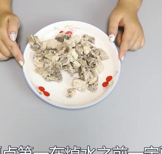 教你排骨焯水的正确方法,这样处理排骨一点血水都没有,简单方便