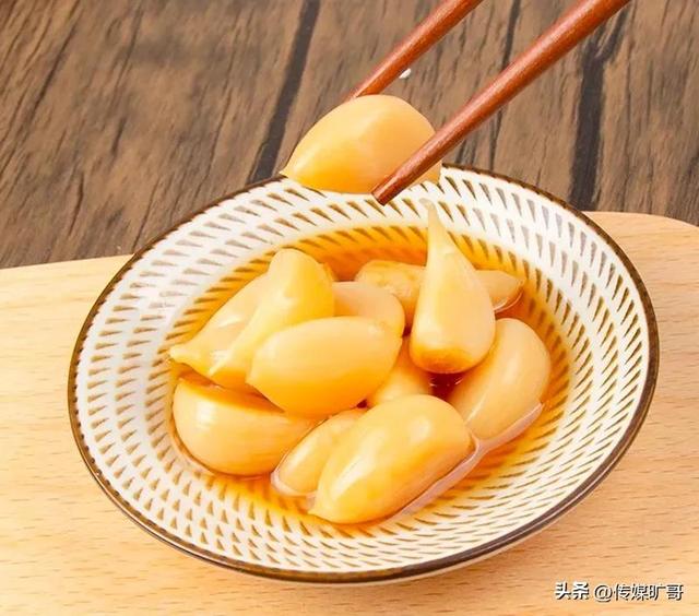 家庭版糖蒜怎么腌制才好吃(腌制糖蒜五步法)(1)