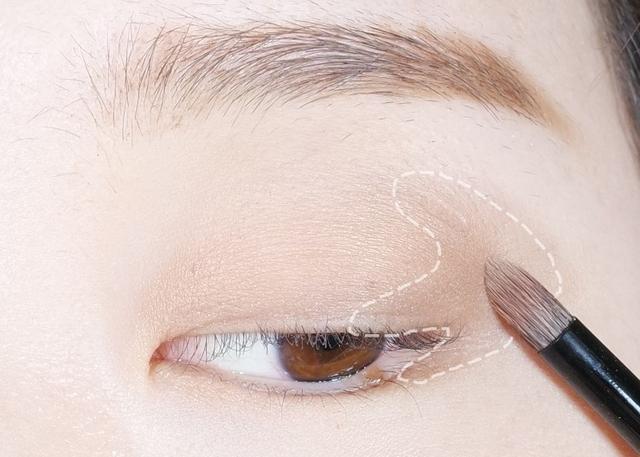 超简单单眼皮眼妆教程(最简单粗暴的单眼皮眼妆)(6)
