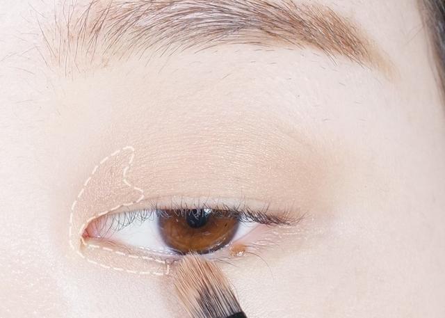 超简单单眼皮眼妆教程(最简单粗暴的单眼皮眼妆)(5)