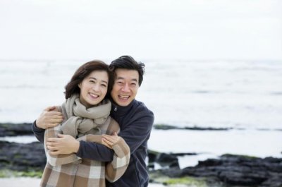 ​70岁男人出轨的主要原因（人到中年之后为啥男人会出轨）