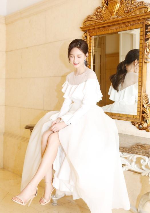 她念错节目名字受群嘲,丝袜放冰箱网友大呼受不了,美得特立独行