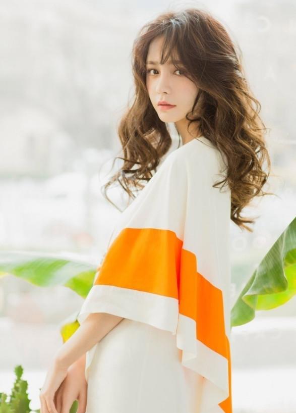 她念错节目名字受群嘲,丝袜放冰箱网友大呼受不了,美得特立独行