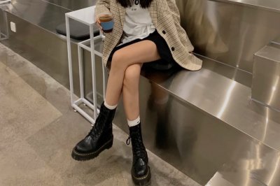 ​马丁靴搭配什么裤子好看？几个“小思路”，变身潮酷盐系女孩