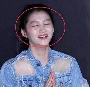 ​明星们的尴尬照，王俊凯笑到不能自已，迪丽热巴瞬间老了十岁