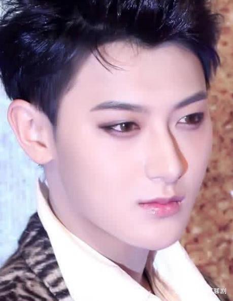 有一种“整容”叫做黄子韬卸妆,看清素颜照后,网友:不是我的韬